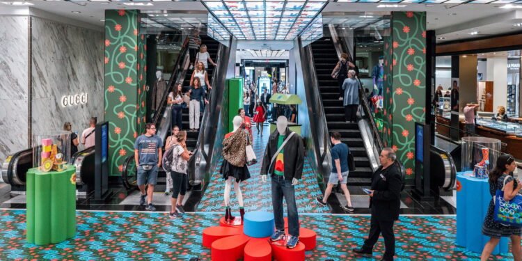 Yinka ilori cubre las flores «modulares» de Bloomingdale para la ventana emergente de Nueva York