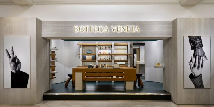 Bottega Veneta presenta una tienda emergente informada por la arquitectura modernista