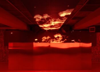 Ocho interiores donde el stand de DJ ocupa el centro del escenario