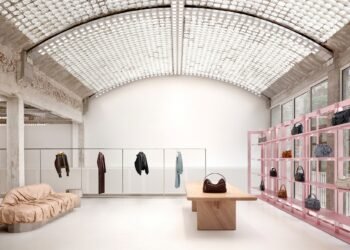 Acne Studios presenta la sede de París llena de arte en el antiguo laboratorio