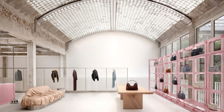 Acne Studios presenta la sede de París llena de arte en el antiguo laboratorio
