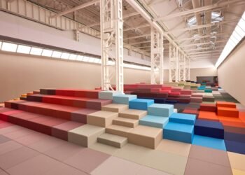 Marc Newson Forges Landscape de coloridos píxeles para Fendi