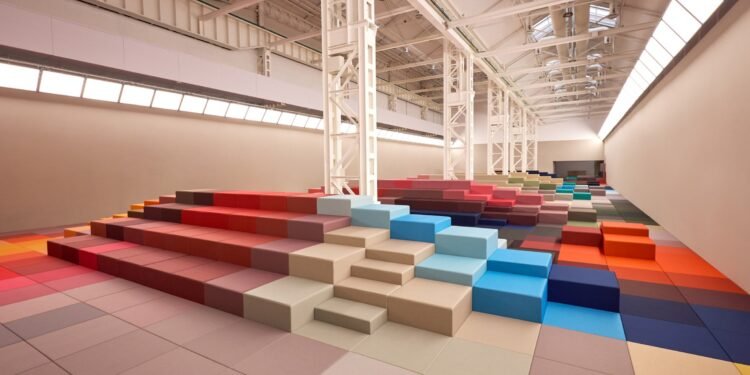 Marc Newson Forges Landscape de coloridos píxeles para Fendi