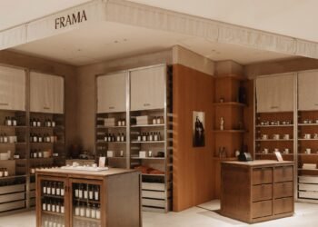 Frama diseña la tienda Tokio para «reflejar la arquitectura del bienestar»