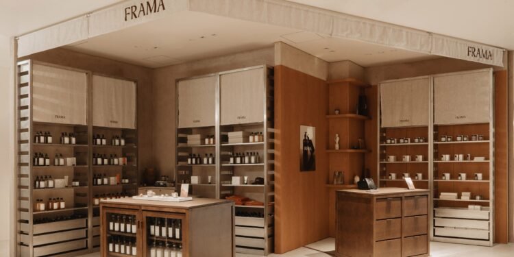 Frama diseña la tienda Tokio para «reflejar la arquitectura del bienestar»