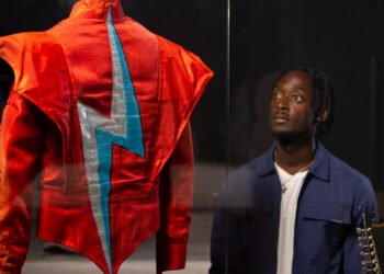 Las «letras cortadas» de David Bowie informan el espacio dedicado de V&A East Storehouse