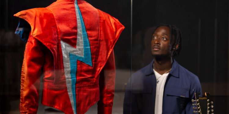 Las «letras cortadas» de David Bowie informan el espacio dedicado de V&A East Storehouse