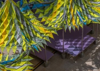 Todos (zona) crean coloridos pabellones de tela en Shanghai para ensamblajes de Ram.