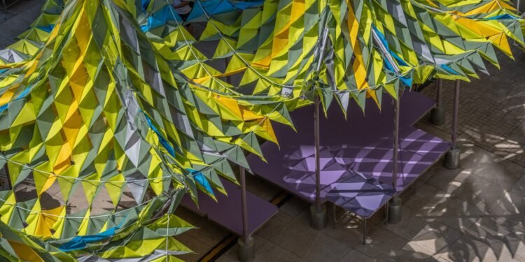 Todos (zona) crean coloridos pabellones de tela en Shanghai para ensamblajes de Ram.