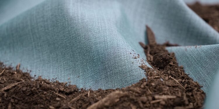 Hyphyn infunde vinilo con enzimas que se comen plástico para una mejor biodegradación