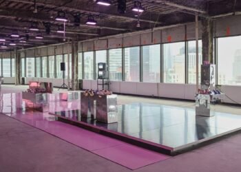 Rooms Studio crea una instalación brutalista para mostrar bombas de satén