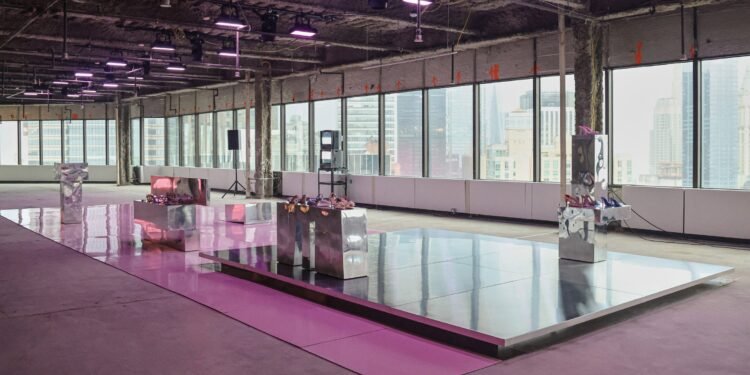 Rooms Studio crea una instalación brutalista para mostrar bombas de satén