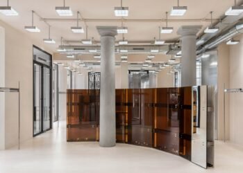 La cuadrícula de iluminación de acero ilumina la tienda monocromática de la señorita sesenta en Milán