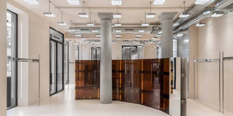 La cuadrícula de iluminación de acero ilumina la tienda monocromática de la señorita sesenta en Milán