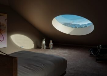 Ocho casas iluminadas por elegantes tragaluces