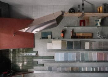 Multitud de los diseños de pecados Laboratorio de materiales propios utilizando materiales recuperados