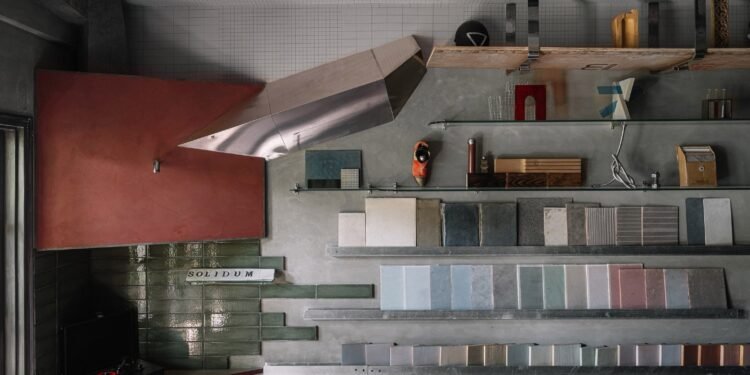 Multitud de los diseños de pecados Laboratorio de materiales propios utilizando materiales recuperados