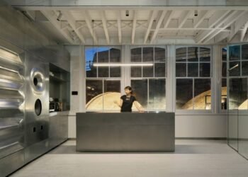 Los trabajos desconocidos transforman el almacén en el salón de sal futurista