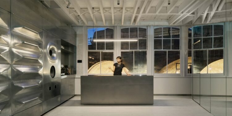 Los trabajos desconocidos transforman el almacén en el salón de sal futurista