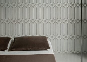 Cinco azulejos táctiles de marazzi en la sala de exposición Dezeen