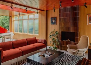 Ocho espacios de vida otoñales vestidos con tonos verdes, marrones y naranjas