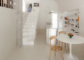 Una antigua peletería se convierte en una casa compacta y luminosa en Madrid