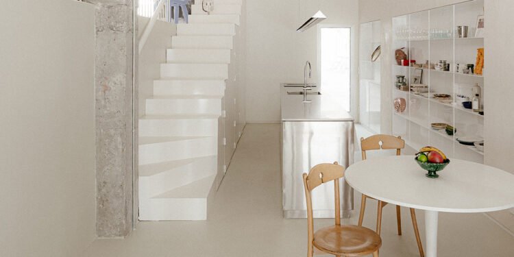 Una antigua peletería se convierte en una casa compacta y luminosa en Madrid