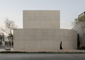 Casa Tao es una casa de Puerto Vallarta con forma de sombra y memoria