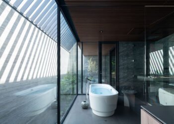 Stealth es una casa escondida detrás de una fachada monolítica en Tokio