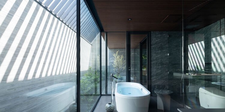 Stealth es una casa escondida detrás de una fachada monolítica en Tokio