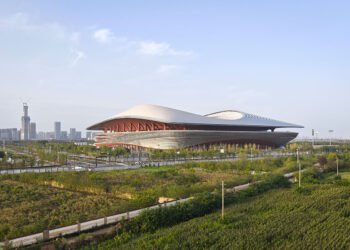 Un estadio de fútbol con formas fluidas se eleva en China
