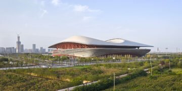 Un estadio de fútbol con formas fluidas se eleva en China