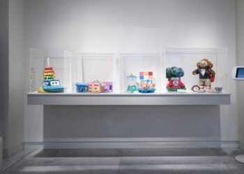 Exhibición de ajuste exhibe ropa, juguetes y muebles accesibles