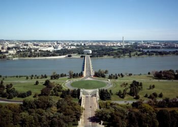 La edición estadounidense de Dezeen Agenda presenta la propuesta de Trump para un arco triunfal en DC