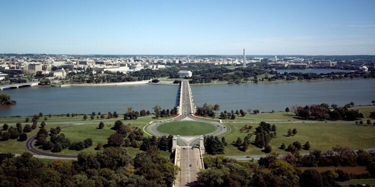 La edición estadounidense de Dezeen Agenda presenta la propuesta de Trump para un arco triunfal en DC