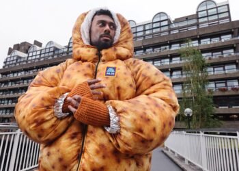 Aldi presenta una chaqueta tipo patata con poncho plateado