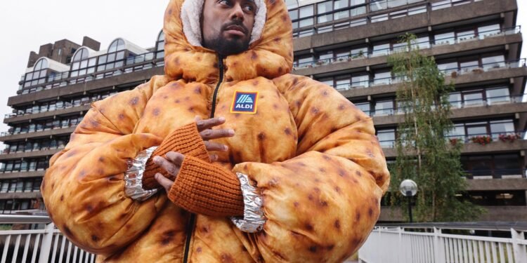 Aldi presenta una chaqueta tipo patata con poncho plateado