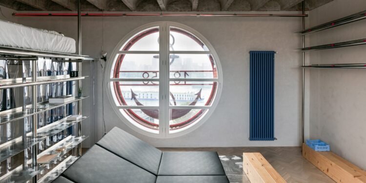 Alan Prekop Studio convierte una oficina en desuso en un apartamento para artistas