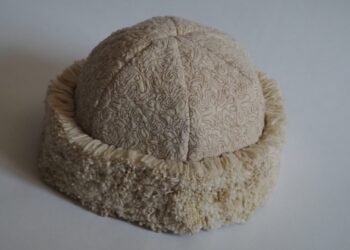 Olivia Gino convierte colillas de cigarrillos en un gorro de peluche