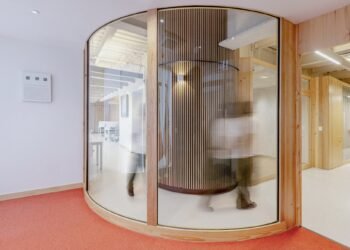 Talacha Studio agrega toques cálidos a los agentes de aduanas HQ en la Ciudad de México