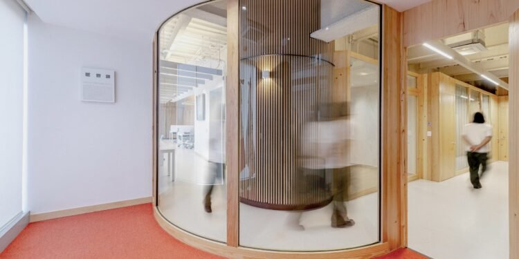 Talacha Studio agrega toques cálidos a los agentes de aduanas HQ en la Ciudad de México