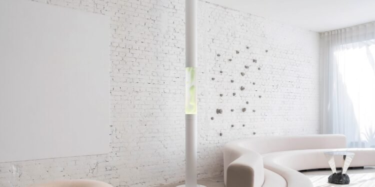 Sabine Marcelis diseña una lámpara de lava «lechosa» de tres metros de altura