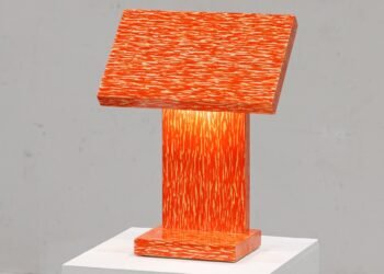 La colección Crayon Pine ve madera decorada con líneas dibujadas a mano