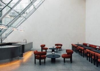 SML Studio Architecture crea una cafetería dentro del Waterfall Building de Vancouver