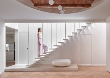 Cometa Architects diseña un apartamento en Barcelona con distribución en forma de «abanico»