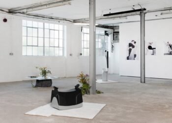 La colección del mango está hecha de «metal, cuero y carne»