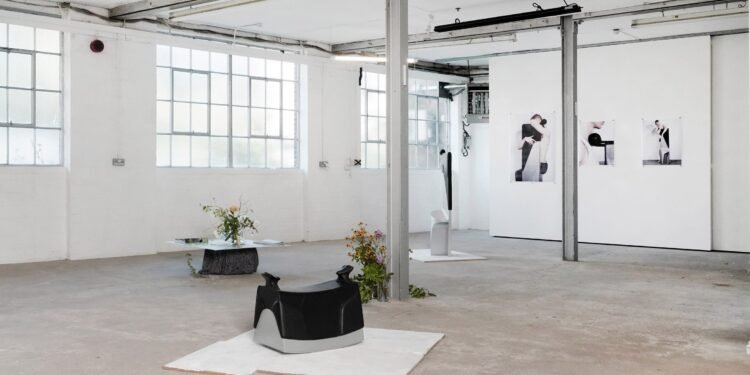 La colección del mango está hecha de «metal, cuero y carne»