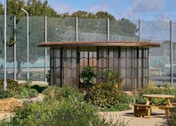 Hollaway Studio Pavilion ofrece «momento de belleza» en la prisión de mujeres
