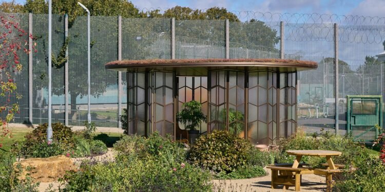 Hollaway Studio Pavilion ofrece «momento de belleza» en la prisión de mujeres