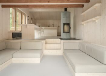 Ocho interiores donde los sofás incorporados se convierten en uno con las paredes